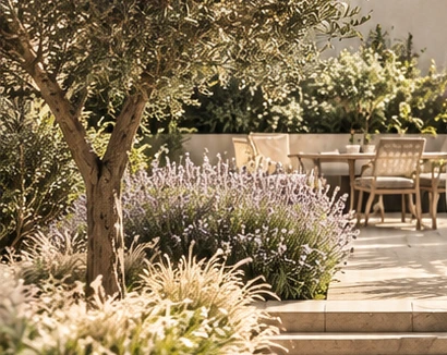 Naturnah gestalteter Garten mit blühenden Stauden und Natursteinstufen