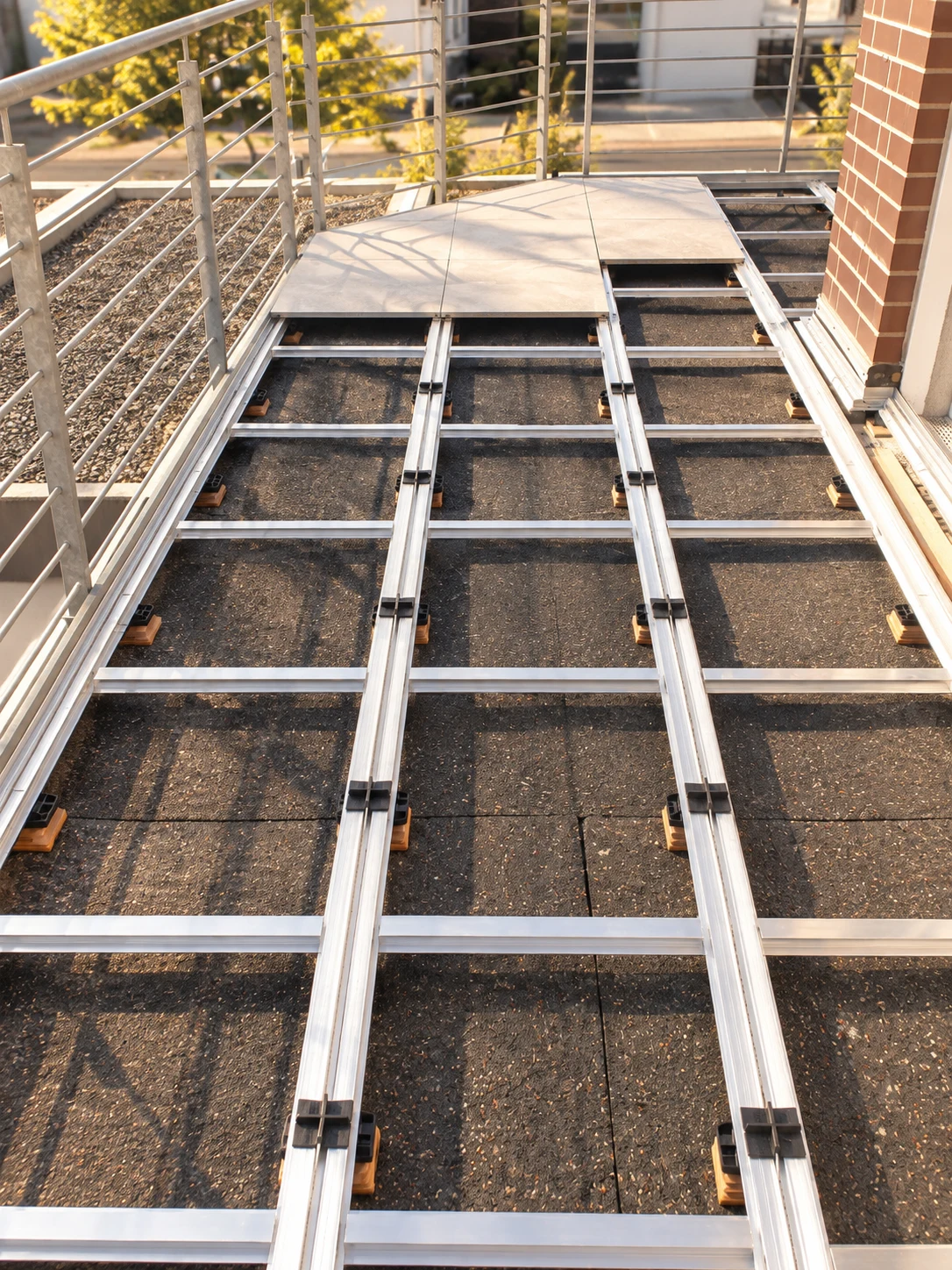Offener Terrassenaufbau mit längs und quer angeordneten Aluminiumprofilen